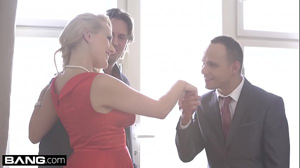 Glam babe Angel Wicky fucked on both ends 