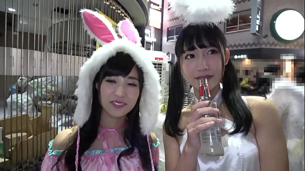 天使とうさぎコスなこひな(22)&すず(20)自撮りしてた女子大生二人組にネット番組の取材ということで着いて来てもらう事に成功！若干怪しまれつつもノリと勢いでおっぱいとオマ○コ見せてもらってそのまま4p！ thumbnail