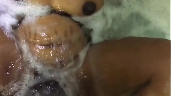 Play MP4 - nao resisti e transei com a morena na banheira 1parte