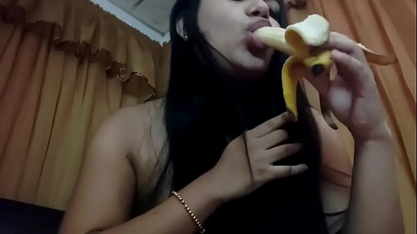 mamando una_banana y me la trago si hace_falta