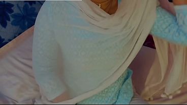 Nonton Desi Bhabhi Fucked In Green Saree, Bhabhi Caught My Penis And Sucked It In Her Mouth. thumbnail