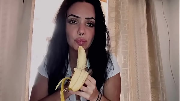 Play MP4 - That brunette is a sucker