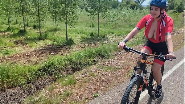 Play MP4 - Me follo a una CICLISTA DESCONOCIDA en mitad de una Ruta