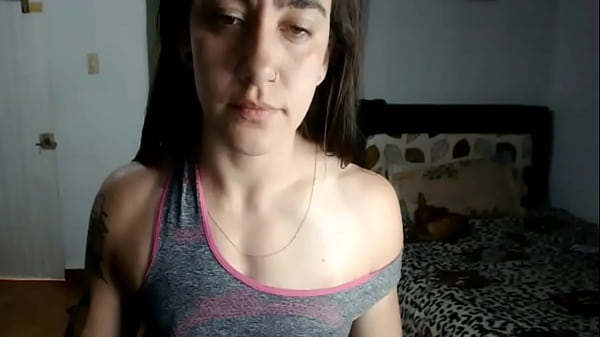 danna hop sexy fortachona siendo seducida y acariciada en línea