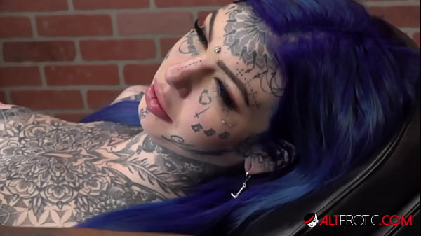 Play MP4 - Australian beauty Amber Luke gets a new nose tattoo