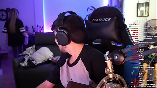 Aroyitt se agacha para q le vean el Culo