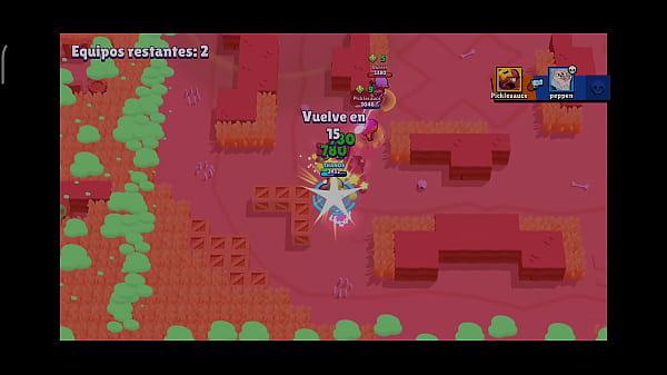 Un hombre juega con su celular 