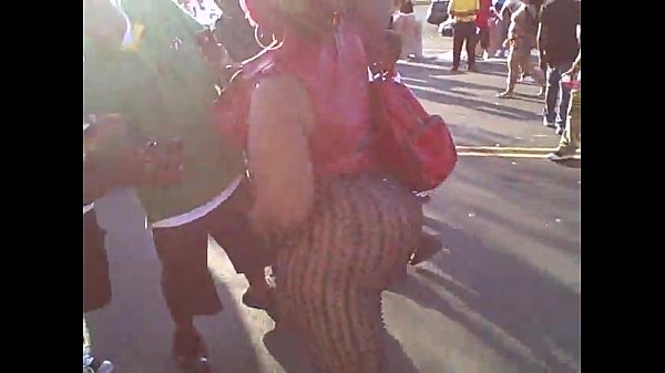 Play MP4 - June at Summer Jam 2010 Girl shows it all