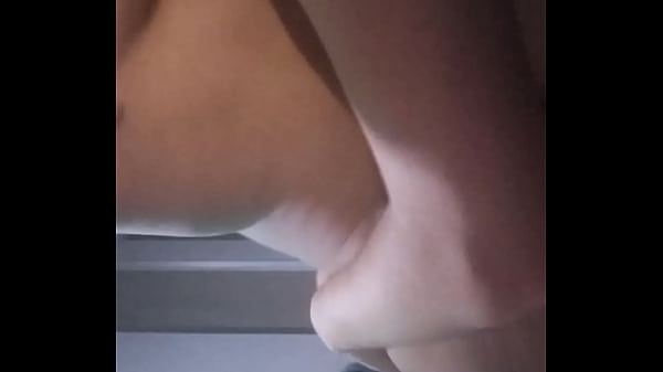 ME ENCANTA VER TELE DESNUDA, LLEGA MI MEJORAMIGO, ME ACOMPAÑA Y TENEMOS SEXO