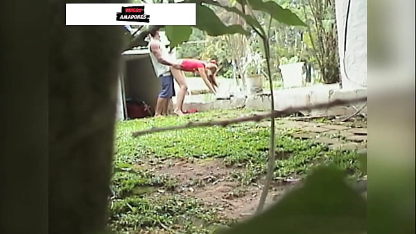 Jovens Fazendo Sexo No Jardim De Casa S&atilde;o Flagrados Por Equipamento Escondido thumbnail