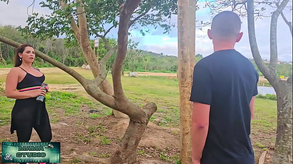 Mama studio sexo no parque com direito a cal&ccedil;a rasgada gr&aacute;tis 