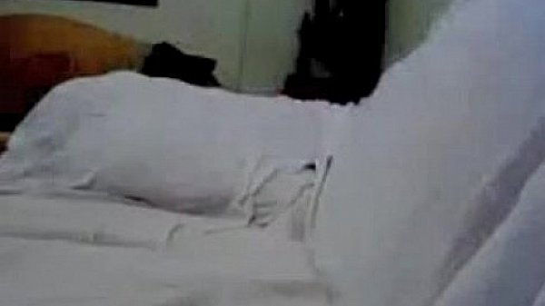 Nonton Masked Camgirl Bating On Couch thumbnail