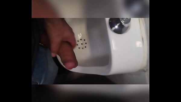 Play MP4 - Estava batendo uma no banheiro e apareceu uma m&atilde;o amiga&period;