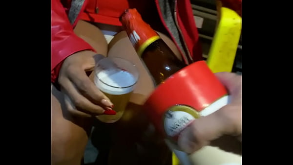 A inteada pagando de calcinha_no bar tomando uma cerveja minhaesposa_nem podesaber vou levarela promotel