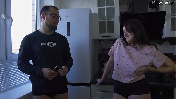 Соседка грубо трахает парня он обкончал от её руки весь стол