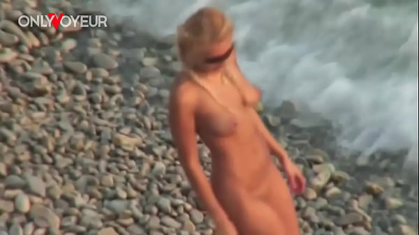 Play MP4 - Beach Voyeur&period; Gorgeous blonde babe riding her man on a public beach