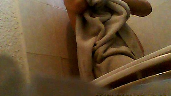 Jovensita gordita en el ba&ntilde;o 