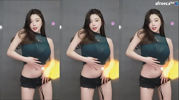 Korean babe dancing on stream