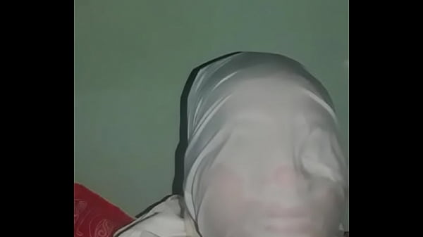 Sơ mi trắng d&iacute_nh nước chơi tr&ugrave_m ngộp