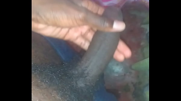 Negro caliente se frota la pija