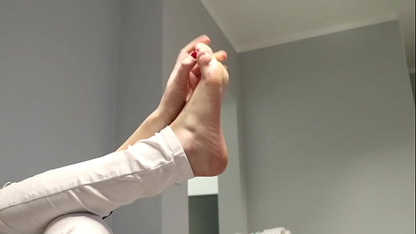 Foot play when i bored i love massage my feet 