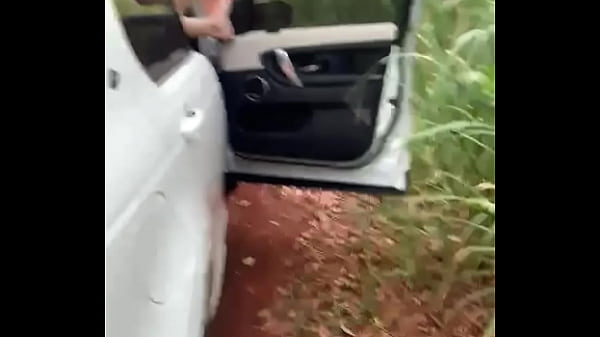 Play MP4 - Esposa gostosa pelada na beira da estrada mostrando a buceta