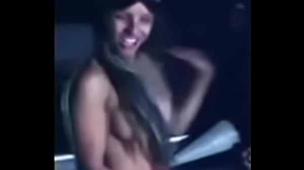 Gostosa_dançando pelada_no estacionamento