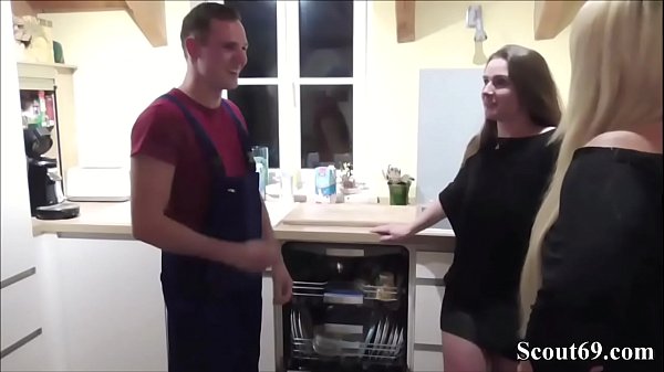 Zwei WG Teeny ficken den_Handwerker um Rechnung zu bezahlen