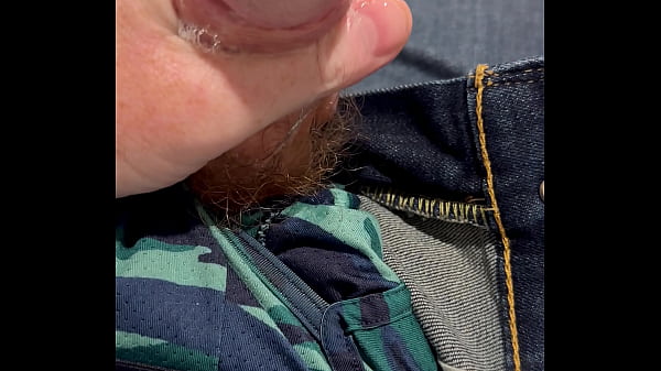 Play MP4 - Amateur pumping the faucet