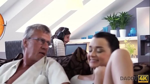 Play MP4 - DADDY4K&period; El viejo satisface las necesidades sexuales de la novia de su hijo