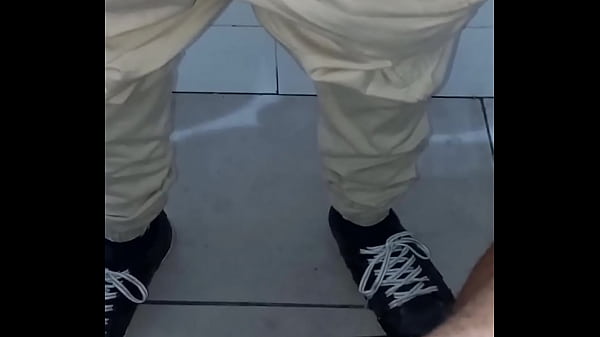 pete en el ba&ntilde;o publico de la axion 