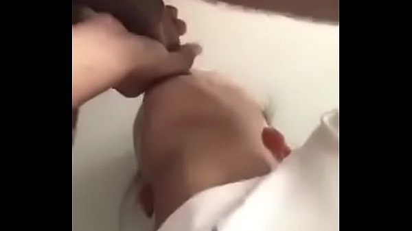 Mamada de_mi morrita por debajo dela mesa