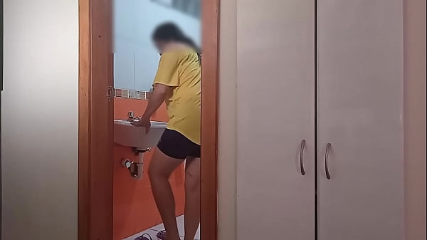 Play MP4 - Espio mientras me masturbo hasta que me descubre y tengo que follarla para que me perdone por verla-que suerte tengo en meterle mi gran polla