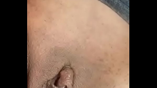 Mujer caliente_se ase orgasmo en el baño de una tienda