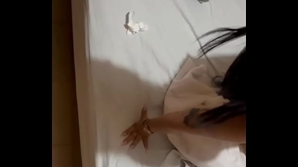 Nonton Le Pago Dinero Al Prestamista Dej&aacute;ndome Follar thumbnail