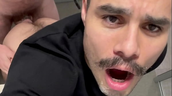 Me folla y me pre&ntilde;a en su oficina. COMPLETO 