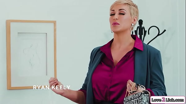 Busty_blonde milf makes petitestepdaughter lick her pussy