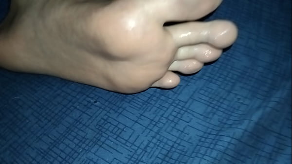 Pézinho com chule e saliva bate uma pra mim vai