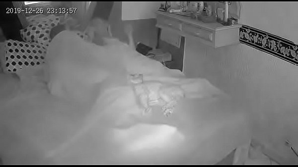 Play MP4 - BBB &excl;&excl;&excl; Debaixo do edredom ela pede para ele gozar na boca dela &excl;&excl;&excl;