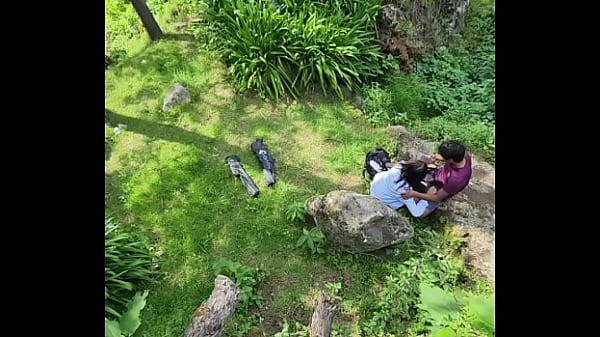 Play MP4 - Pareja captada haciendo sexo oral en p&uacute;blico en un cerro