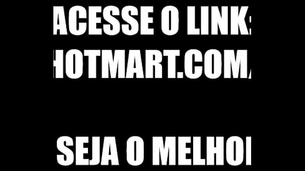 Morena gostosa na praia com areia no corpo 