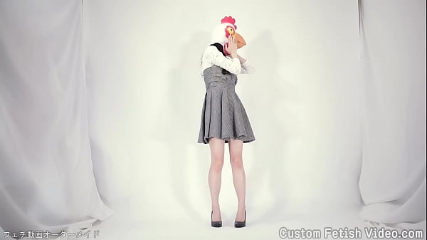 Woman_wearing_a chicken headpiece