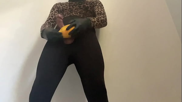 Me veja foder uma fruta mam&atilde;o pela primeira vez gostei 