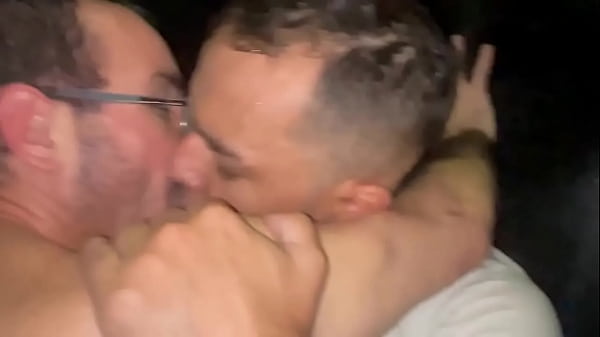 Na balada peguei dois gostosos , e levei pra cabine. Fudi tanto, por fim teve surpresa - FULL SHEER 