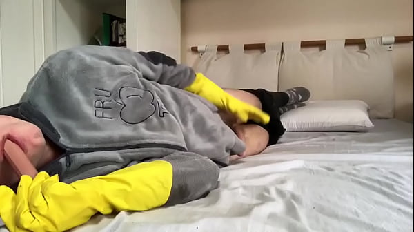 Play MP4 - Masturbation in leather pants and gloves