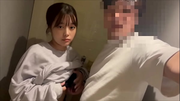 「いっぱい精子で汚して 」クラブに遊びに来た女子◯生とト◯レで臭いちんこを咥えさせて大人の体験をさせました。 