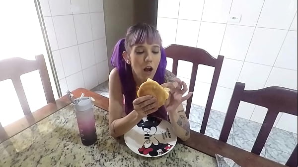 Play MP4 - Food Fetish - Eating a burger through the ass