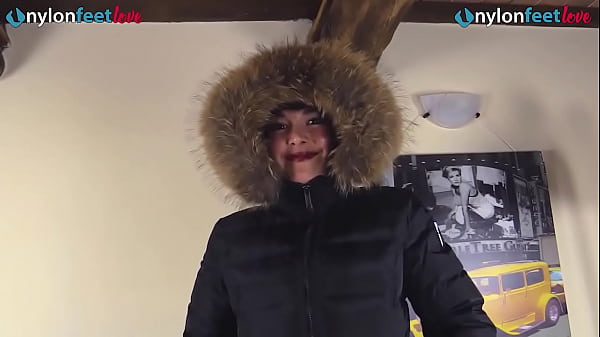 Leggy girl_in black pantyhose takes off her Uggs boots