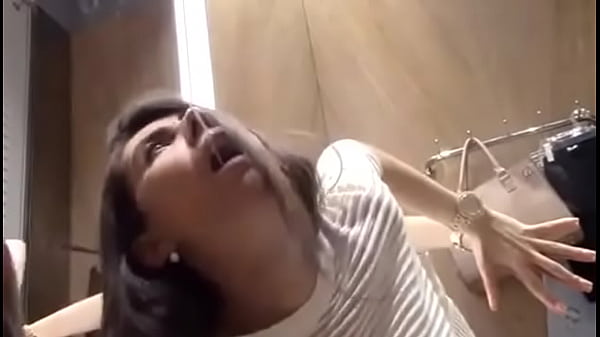 novinha perfeita usando vibrador no_provador