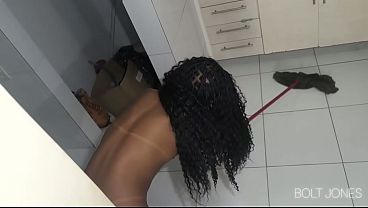 Mais nova moda fazer faxina pelada no final entrar na rola do patr&atilde_o.
